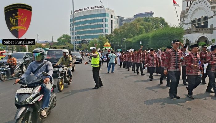 Kawal Pawai MTQN, Satlantas Polrestabes Semarang Alihkan Arus Secara Situasional Agar Mobilitas Warga Tetap Berjalan