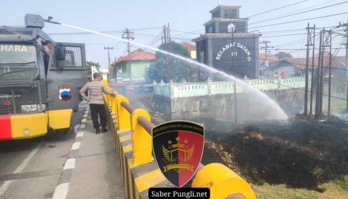 Laporan Warga Ditindaklanjuti Cepat, Polisi Padamkan Api di Perbatasan Brebes-Tegal