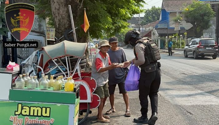 Wujud Kepedulian Polri, Tim Sparta Polresta Surakarta Turun Langsung Bagikan Makanan kepada Warga