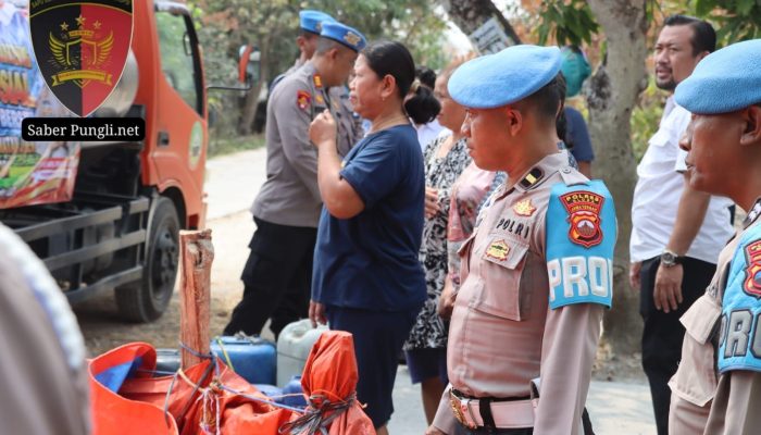 Bidpropam Polda Jateng dan Polres Blora Salurkan Bantuan Enam Tangki Air Bersih untuk Warga Genjahan Jiken