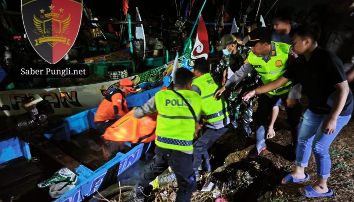 Polisi Pati Evakuasi Nelayan yang Hilang di Pantai Tayu