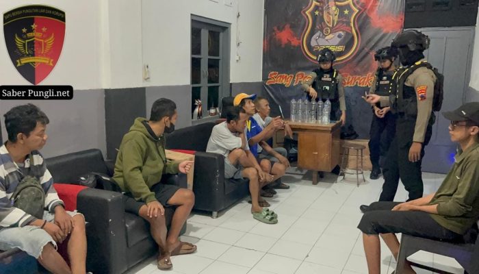 Resahkan Lingkungan, Tim Sparta Polresta Surakarta Amankan 5 Warga dan Sita 6 Botol Ciu