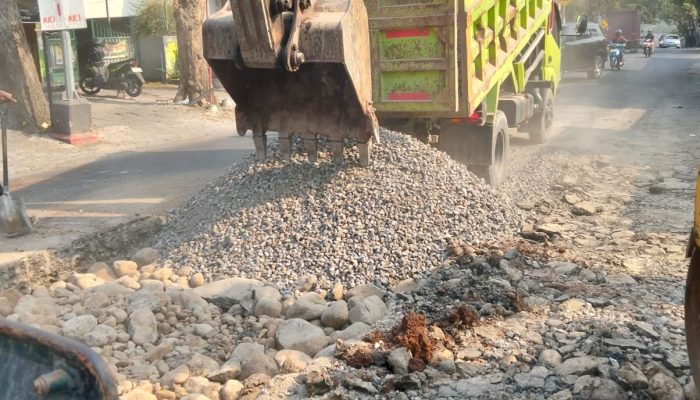 PT. Praba Mas Hill Tegaskan Komitmen Perbaikan Jalan Kalipancur
