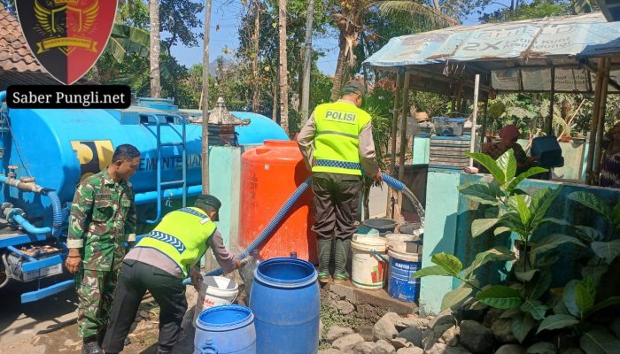 Polisi Salurkan 10.000 Liter Air Bersih untuk Warga Kalisono Kebumen