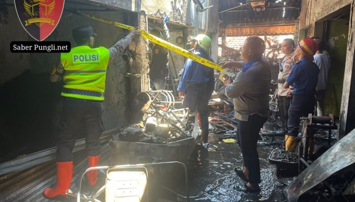 Kebakaran Tiga Kios di Pasar Klitikan Notoharjo Surakarta, Polisi Lakukan Penanganan
