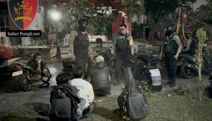 Respons Laporan Masyarakat, Tim Sparta Amankan 7 Muda-Mudi Konsumsi Miras di Taman ISI Surakarta