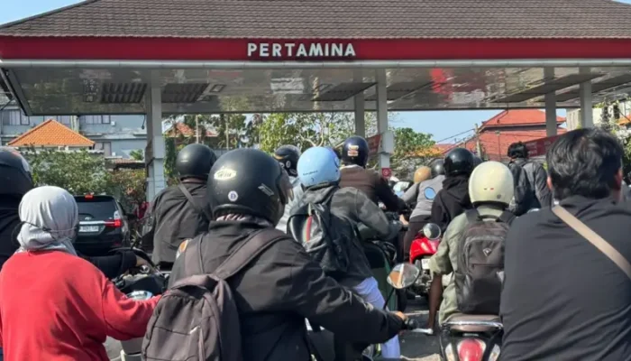 BBM Langka di Bali, Antrean Kendaraan Jadi Sorotan! Masyarakat Pertanyakan Ketersediaan Stok