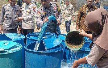 Polsek Pecangaan Salurkan 16 Ribu Liter Air Bersih untuk Warga Terdampak Kemarau di Desa Kaliombo
