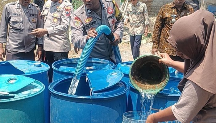 Polsek Pecangaan Salurkan 16 Ribu Liter Air Bersih untuk Warga Terdampak Kemarau di Desa Kaliombo