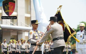 Serah Terima Pataka Maneka Tunggal Dharma Jadi Simbol Pergantian Kapolda Jateng dari Irjen Pol Ribut Hari Wibowo kepada Irjen Pol Roy Hardi Siahaan