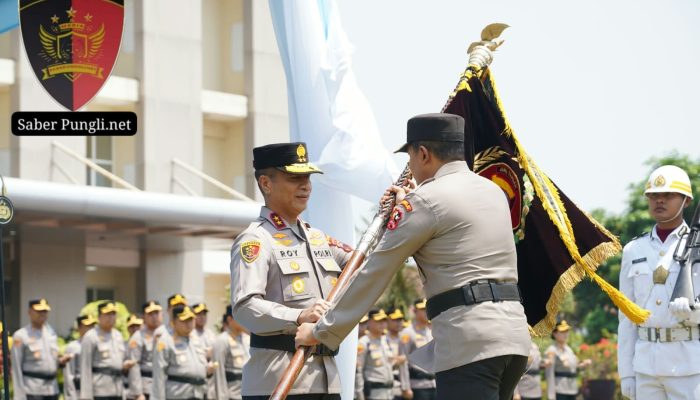 Serah Terima Pataka Maneka Tunggal Dharma Jadi Simbol Pergantian Kapolda Jateng dari Irjen Pol Ribut Hari Wibowo kepada Irjen Pol Roy Hardi Siahaan