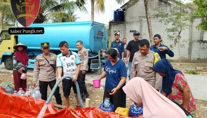 Salurkan 18.000 Liter Air Bersih, Polsek Wonosegoro Lanjutkan Jumat Keliling