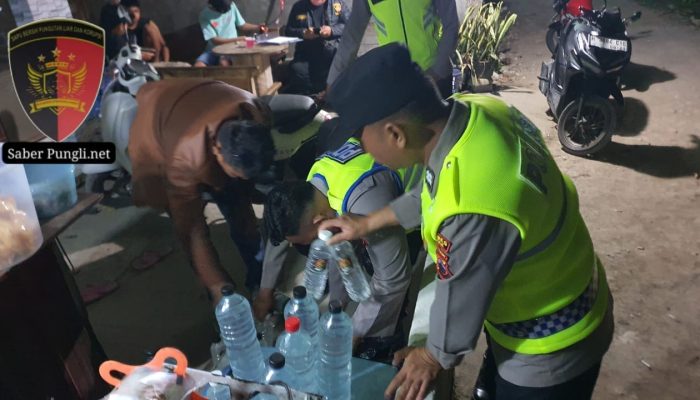 Polsek Karanganyar Sita 44 Botol Miras dan Tiga Mesin Pres dalam Razia di Demak