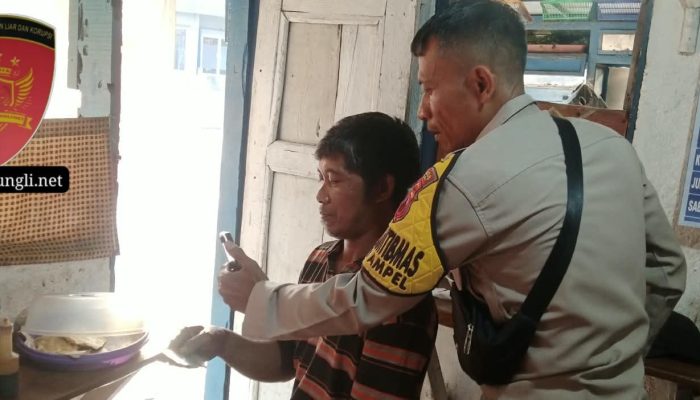 Dekat dengan Warga, Bhabinkamtibmas Candi Dampingi Pendataan Perlindungan Sosial