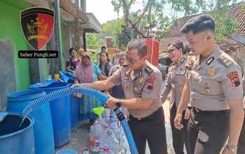 Warnai HUT Humas Polri ke-75, Bidhumas Polda Jateng Salurkan 16.000 Liter Air Bersih untuk Warga Jabungan