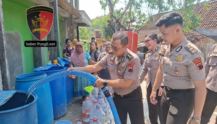 Warnai HUT Humas Polri ke-75, Bidhumas Polda Jateng Salurkan 16.000 Liter Air Bersih untuk Warga Jabungan