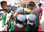 Kapolresta Rasa Teman Bermain! Mbah Con Ajak Anak SD Bercanda Sambil Belajar