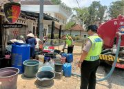 Polres Kebumen Dampingi Penyaluran Air Bersih untuk Warga Jogomulyo