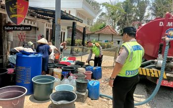 Polres Kebumen Dampingi Penyaluran Air Bersih untuk Warga Jogomulyo