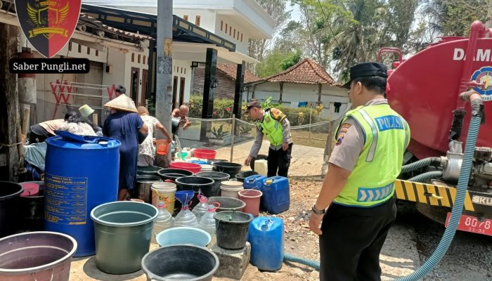 Polres Kebumen Dampingi Penyaluran Air Bersih untuk Warga Jogomulyo