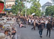 Berniat Lanjutkan Aksi di Tugu Muda, Tim Negosiator Polda Jateng Himbau Peserta Aksi Tetap Gelar Orasi di Jalan Pahlawan demi Ketertiban Bersama