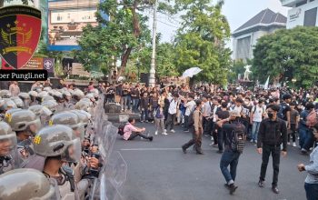 Berniat Lanjutkan Aksi di Tugu Muda, Tim Negosiator Polda Jateng Himbau Peserta Aksi Tetap Gelar Orasi di Jalan Pahlawan demi Ketertiban Bersama