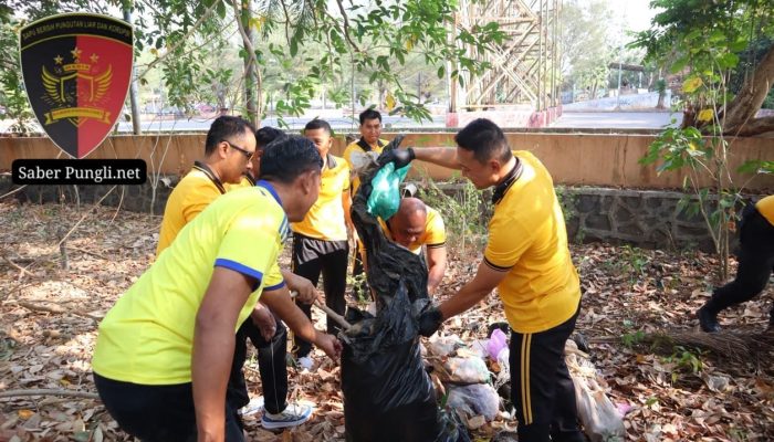 Green Policing, Kapolres Kudus Pimpin Kerja Bakti Bersama Masyarakat di Balai Jagong